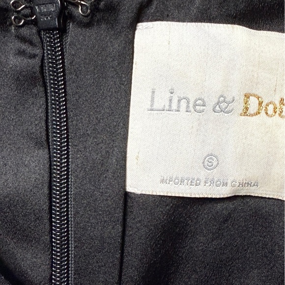 Line and Dot Sleeveless Black Dress - Picture 4 of 11